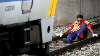 Rathakrishna Velu adalah pria Malaysia yang dijuluki King of Teeth. Ia dikenal mampu menarik obyek yang berat menggunakan giginya. Ia mampu menarik kereta dengan enam gerbong dan berbobot 297 ton sejauh 2,8 meter dengan giginya. Foto: Memorise