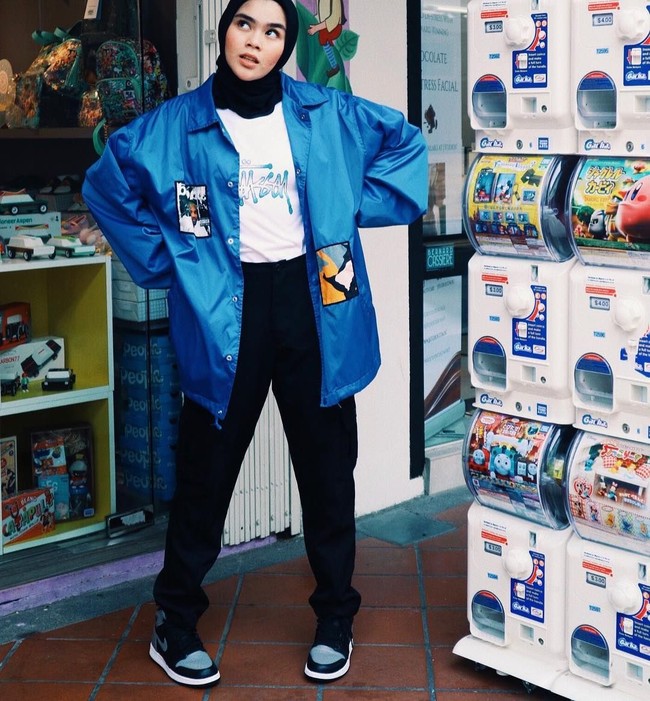 Padu padan busana dan hijab berwarna hitam terlihat susah-susah gampang. Hal ini sangat bergantung pada gaya personal masing-masing. Untuk Sivia, sepertinya hijab hitam tak jadi penghalang. Foto: Instagram/Siviaazizah