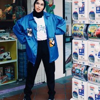 Padu padan busana dan hijab berwarna hitam terlihat susah-susah gampang. Hal ini sangat bergantung pada gaya personal masing-masing. Untuk Sivia, sepertinya hijab hitam tak jadi penghalang. Foto: Instagram/Siviaazizah