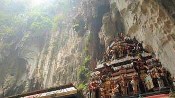 Gua Batu di Malaysia memiliki 160 rute panjatan untuk sampai di bagian utamanya yang memiliki ketinggian 150 meter. Foto: Matador Network