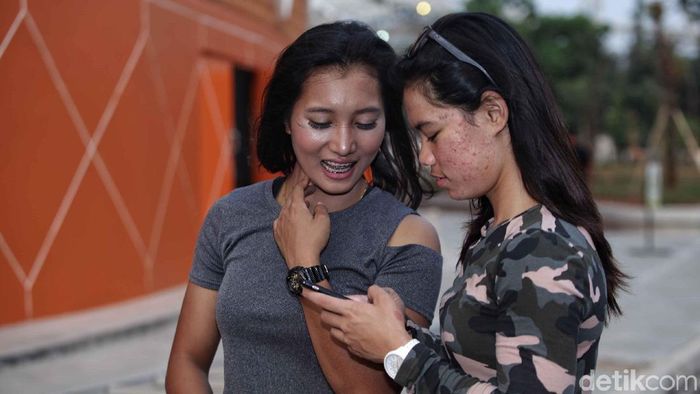 Duo pebalap pelatnas Asian Games 2018, Crismonita Dwi Putri dan Ayustina Delia. (Pradita Utama/detikSport) Duo pebalap pelatnas Asian Games 2018, Crismonita Dwi Putri dan Ayustina Delia. (Pradita Utama/detikSport)