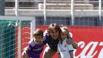 Dua anak pertamanya pun pernah mengunjunginya saat berlatih. Foto: Instagram/lukamodric10