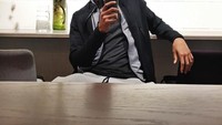 Kira-kira begini pose manis Sean, ketika menikmati secangkir kopi di waktu luangnya. Foto: Instagram @gelaelized