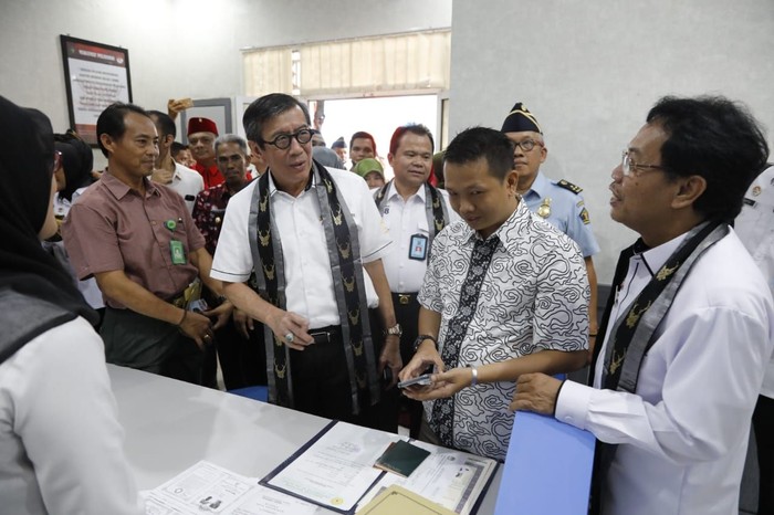 Menkum HAM Ingin Tarik Investasi dari Pelayanan Kantor Imigrasi