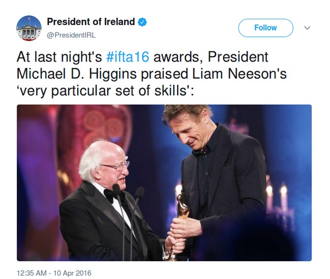 Ia pun menyempatkan diri untuk mendatangi Ireland Film Awards di tahun 2016 dan memberi penghargaan kepada Liam Neeson. Foto: Twitter