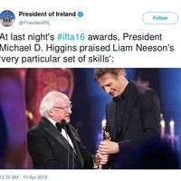 Ia pun menyempatkan diri untuk mendatangi Ireland Film Awards di tahun 2016 dan memberi penghargaan kepada Liam Neeson. Foto: Twitter