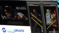 Warga menaiki bus Transjakarta di Halte Harmoni, Jakarta, Jumat (13/7/2017).