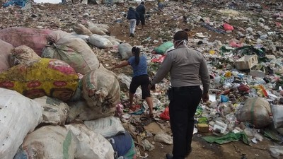 Berjibaku Mencari Pemulung yang Kena Longsor Gunung Sampah
