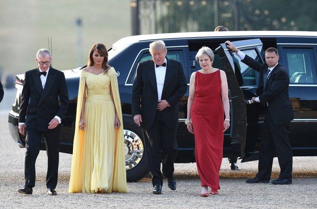 Stylist Melania Trump, Herve Pierre mengungkapkan bila pilihan warna kuning tak lain untuk menghormati Ratu Elizabeth II yang dikenal memfavoritkan warna tersebut. Gaun ini pun dibuat khusus oleh desainer Gilles Mendel untuk makan malam istimewa itu. Foto: Dok. Getty Images
