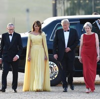 Stylist Melania Trump, Herve Pierre mengungkapkan bila pilihan warna kuning tak lain untuk menghormati Ratu Elizabeth II yang dikenal memfavoritkan warna tersebut. Gaun ini pun dibuat khusus oleh desainer Gilles Mendel untuk makan malam istimewa itu. Foto: Dok. Getty Images