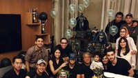 Penggemar berat karakter Batman, Sean rayakan ulang tahun dengan kue dan pesta bertema Batman bersama keluarga dan teman-temannya. Foto: Instagram @gelaelized