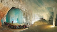 Gua es yang berisikan batu kapur alami ini bernama Gua Eisriesenwelt di Werfen, Austria. Gua ini menjadi salah satu destinasi favorit wisatawan yang ingin menikmati keindahan gua purba yang berisikan es sejak 1.000 tahun yang lalu. Istimewa/Pinterest.com.