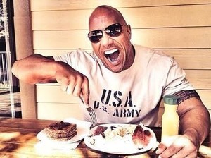 Ternyata Dwayne Johnson Suka Lakukan Hal Ini Ketika Makan di Lokasi Syuting