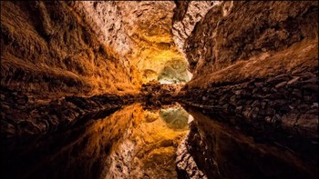 Cueva De Los Verdes di Kepulauan Canaria memiliki panjang hampir 8 kilometer. Tempat ini sejatinya adalah sebuah jalur mengalirnya lava. Foto: Matador Network