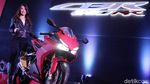 Ketika Model Cantik Berpose dengan Motor Honda Anyar