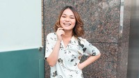 Regina Poetiray atau yang dikenal Regina ini adalah penyanyi jebolan dari sebuah ajang pencarian bakat. Foto: Dok. Instagram/reginapoetiray