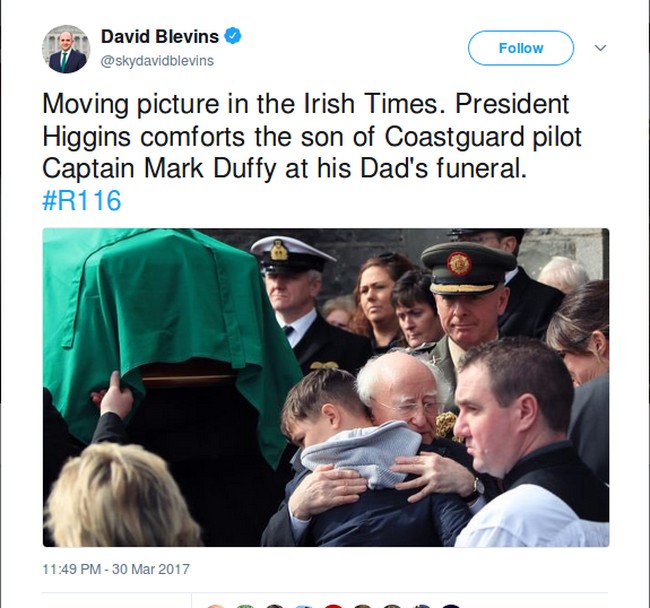 Dalam foto ini, presiden Michael D. Higgins terlihat memeluk seorang anak yang baru saja kehilangan ayahnya. Ayah anak itu adalah pilot Kapten Mark Duffy yang meninggal dalam kecelakaan secara heroik. Foto: Twitter
