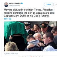 Dalam foto ini, presiden Michael D. Higgins terlihat memeluk seorang anak yang baru saja kehilangan ayahnya. Ayah anak itu adalah pilot Kapten Mark Duffy yang meninggal dalam kecelakaan secara heroik. Foto: Twitter