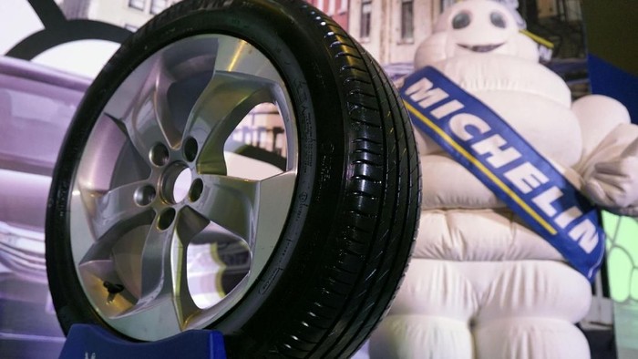 President Director Michelin Indonesia Fritz Mueller (kanan) dan Marketing Director Michelin Indonesia Putu Yudha memperkenalkan ban Michelin Primacy 4 untuk konsumen Indonesia di Hotel Pullman Thamrin Jakarta, Jumat (13/7).