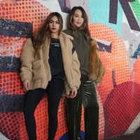 Valerie Thomas foto bareng sang ibu, Ina Thomas. Memakai legging hitam dan berpose Barbie Feet, kakinya terlihat lebih panjang. Foto: Instagram