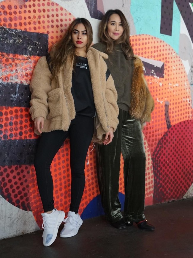 Valerie Thomas foto bareng sang ibu, Ina Thomas. Memakai legging hitam dan berpose Barbie Feet, kakinya terlihat lebih panjang. Foto: Instagram