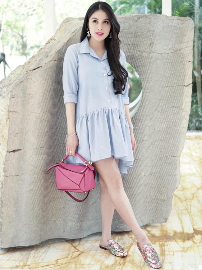 Sandra Dewi tampak menunjukkan pose Barbie Feet dengan gaya yang lebih relaks. Namun kaki jenjangnya tetap teraksentuasi lewat pose yang lagi hits ini. Foto: Instagram