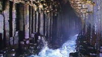 Gua Fingal yang terletak di Pulau Staffa, Skotlandia ini terbentuk dari gunung berapi dan terkenal dengan kolom basal heksagonal yang khas. Ukuran gua, bentuk, dan atap yang melengkung alami bergabung dengan ombak untuk menciptakan suara alunan musik layaknya di dalam sebuah katedral. Istimewa/Pinterest.com.