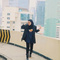 Sejak hengkang dari Blink dan berhijab, Sivia sempat jarang terlihat menyanyi lagi. Ia sempat aktif menjadi Youtuber dan mengunggah video cover tapi kembali vakum mengunggah video awal tahun 2018. Foto: Instagram/Siviaazizah