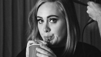 Ternyata musisi yang lahir pada 5 Mei 1988 ini doyan ngopi. Sebelum memulai konsernya di The Palace of Auburn Hills, AS tahun lalu, ia terlihat menyesap secangkir kopi hangat. Foto: Instagram adele  