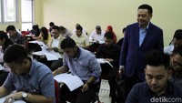 Sebanyak 5.396 calon advokat termasuk Kabarhakam Mabes Polri dan 43 perwira, mengikuti Ujian Profesi Advokat Peradi 2018, di Jakarta.