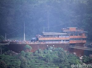 Saat Kapal Pinisi Raksasa Terdampar di Situ Patenggang