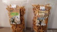 Di pusat oleh-oleh Lombok terdapat banyak jenis camilan. Salah satu yang unik adalah keripik ares. Dibuat dari ares atau kedebong pisang muda, tepung dan telur. Rasanya krenyes gurih! Harganya sekitar Rp 22.000 per bungkus. Foto: Andi Annisa / detikFood
