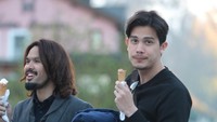 Selain pernah tertangkap ngemil es krim sandwich. Kali ini aktor tampan Sunny Suwanmethanont juga terlihat sedang menikmati es krim cone. Ganteng! Foto: Instagram @thesun.hunter