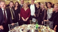 Setelah jamuan makan malam, Kolinda menyempatkan berfoto bersama para undangan. Foto: instagram @predsjednicarh