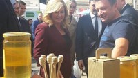 Presiden yang beberapa waktu lalu ikut nonton Piala Dunia di kursi tribun ini juga aktif menghadiri beberapa festival kuliner. Kali ini Kolinda sempat bertanya-tanya seputar madu. Foto: instagram @predsjednicarh