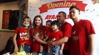 Sang adik, Azriel, Arsya, juga Arsyi turut hadir di peresmian restoran tersebut. Foto: (Desi/detikhot)