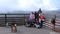Mereka asyik foto-foto di kapal pinisi ini. Setelah foto, tentu saatnya dibagikan di media sosial masing-masing. (Wisma/detikTravel)