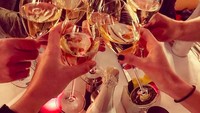 Ini bukti kalau Amal suka kumpul bersama teman-temannya. Tak lupa diiringi white wine. Yang mana ya kira-kira tangan Amal? Foto: amalclooneyofficial
