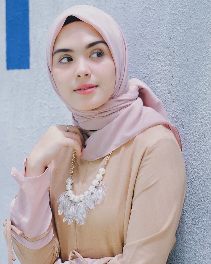 5 Inspirasi Gaya Hijab Segi Empat Ala Artis Cantik Vebby Palwinta 