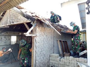 Foto: Aksi TNI Renovasi Rumah Lalu M Zohri