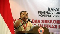 Ketua Umum KONI DKI Jaya, Djamhuron P Wibowo, saat memberi sambutan kepada para induk cabang olahraga.