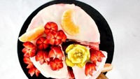 Keren! Daniele Barresi memahat kiwi sehingga berbentuk bunga yang cantik. Berkat kepiawaiannya ini, ia pun disebut bukan hanya sebagau pengukir buah tapi pengukir buah untuk pastry. Foto: Daniele Barresi