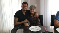 Kali ini ia tak makan dengan pesepak bola lainnya. Tapi dengan sang nenek. Grandmother Finka, tulis Lovren lengkap dengan emotikon love.  Foto: Instagram dejanlovren06
