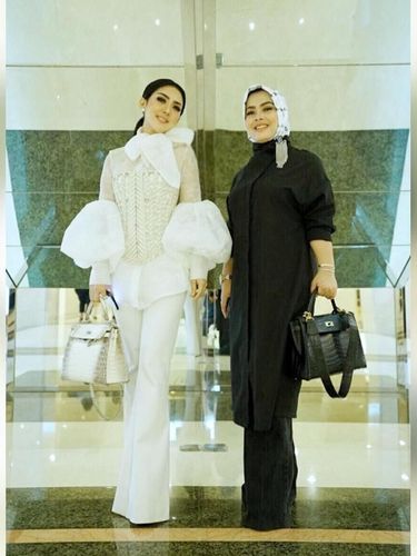 Gaya Syahrini dan adiknya, Aisyahrani, kompak membawa tas Hermes.