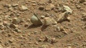 Helm. Blogger menemukan obyek yang menyerupai helm atau topi bowler ini dari foto yang diambil Curiosity pada tahun 2013. Namun, dapat dipastikan obyek tesebut hanyalah sebuah batu. (Foto:NASA/JPL)