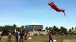 Cantik! Ratusan Layang-layang Hiasi Langit Pangandaran