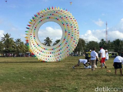 Akhir Pekan Ini Ratusan Layang-layang Hiasi Langit Pangandaran