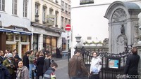 Foto: Meski mungil, nyatanya banyak wisatawan yang datang ke sini untuk berfoto dengan Si Bocah Pipis. Bisa dibilang, Manneken Pis adalah ikonnya Belgia. (Fitraya/detikTravel)