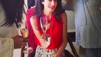 Wanita kelahiran Libanon ini juga menemani kegiatan sang suami. Di Venice Film Festival ia menyesap segelas champagne saat wajah dan rambutnya dirias. Foto: amalclooneyofficial