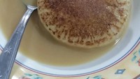 Serabi tepung beras khas Solo yang empuk wangi dinikmati @cameliaabdat komplet dengan sausnya yang manis gurih.Foto: Instagram @cameliaabdat